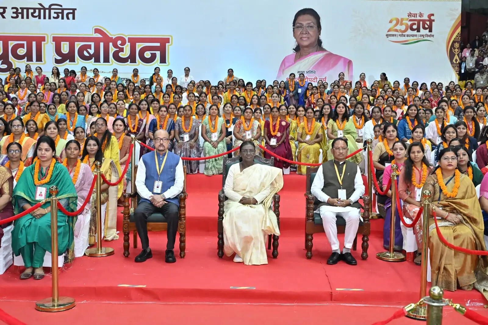 युवा बड़े सपने देखें, सफलता को राष्ट्रसेवा से जोड़ें : राष्ट्रपति