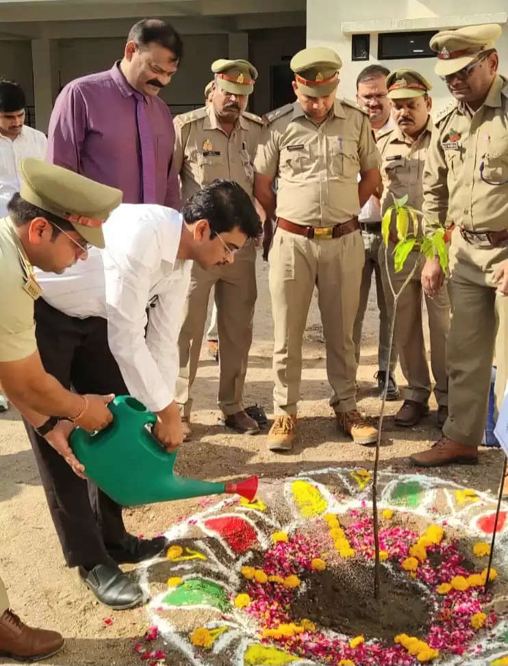 वृक्ष हमारी धरती के आभूषण हैं: प्रभागीय वनाधिकारी