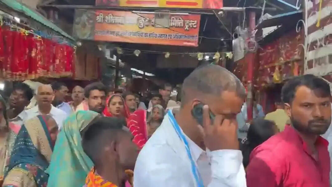 नवरात्र में मां शीतला चौकियां धाम में उमड़े श्रद्धालु, दर्शन-पूजन के लिए लगी लंबी कतारें