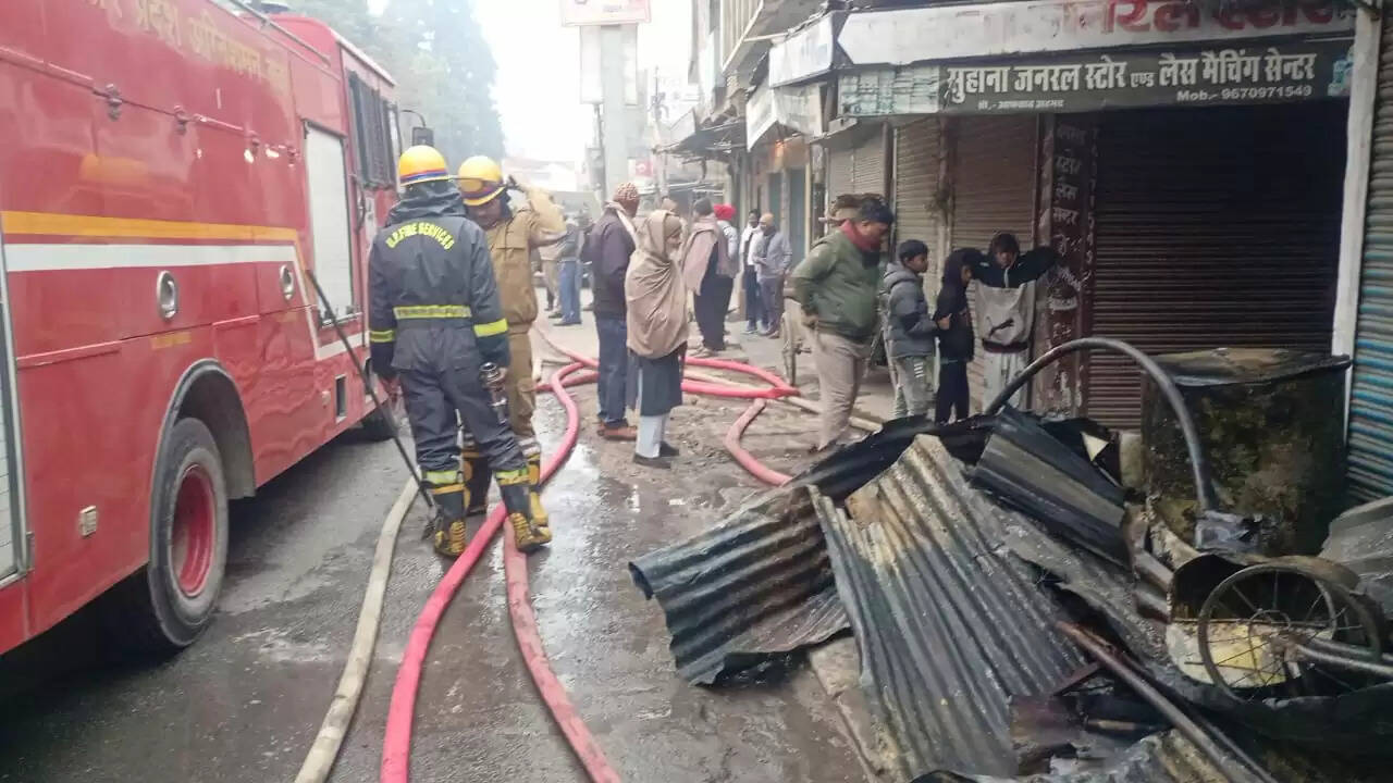 जौनपुर: कबाड़ की दुकान में लगी आग से सात लाख का नुकसान