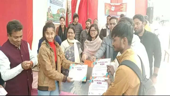 ग्वालियरः मनोहारी चित्र उकेरकर विद्यार्थियों ने दिया स्वच्छता का संदेश, कलेक्टर ने किया सम्मानित