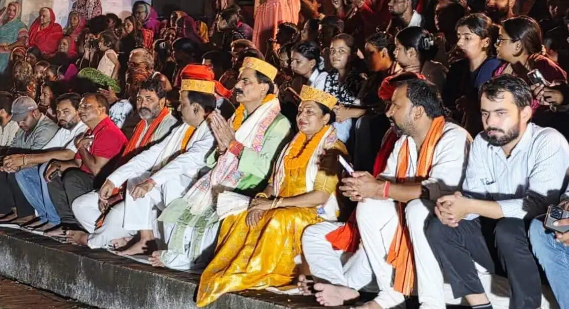 बागमती तट पर हुई भव्य गंगा आरती, स्वच्छता व जल संरक्षण का लिया संकल्प