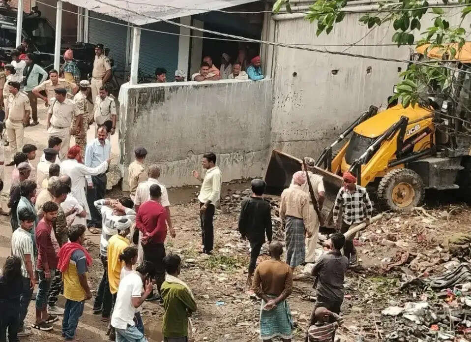 सिमराही में अतिक्रमण हटाने पहुंची प्रशासनिक टीम को विरोध का सामना