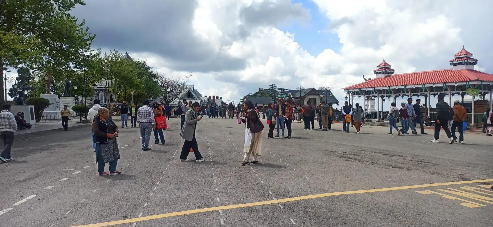 हिमाचल में अप्रैल में भी ठंड, पहाड़ों पर हल्की बर्फबारी, पांच जिलों में अलर्ट