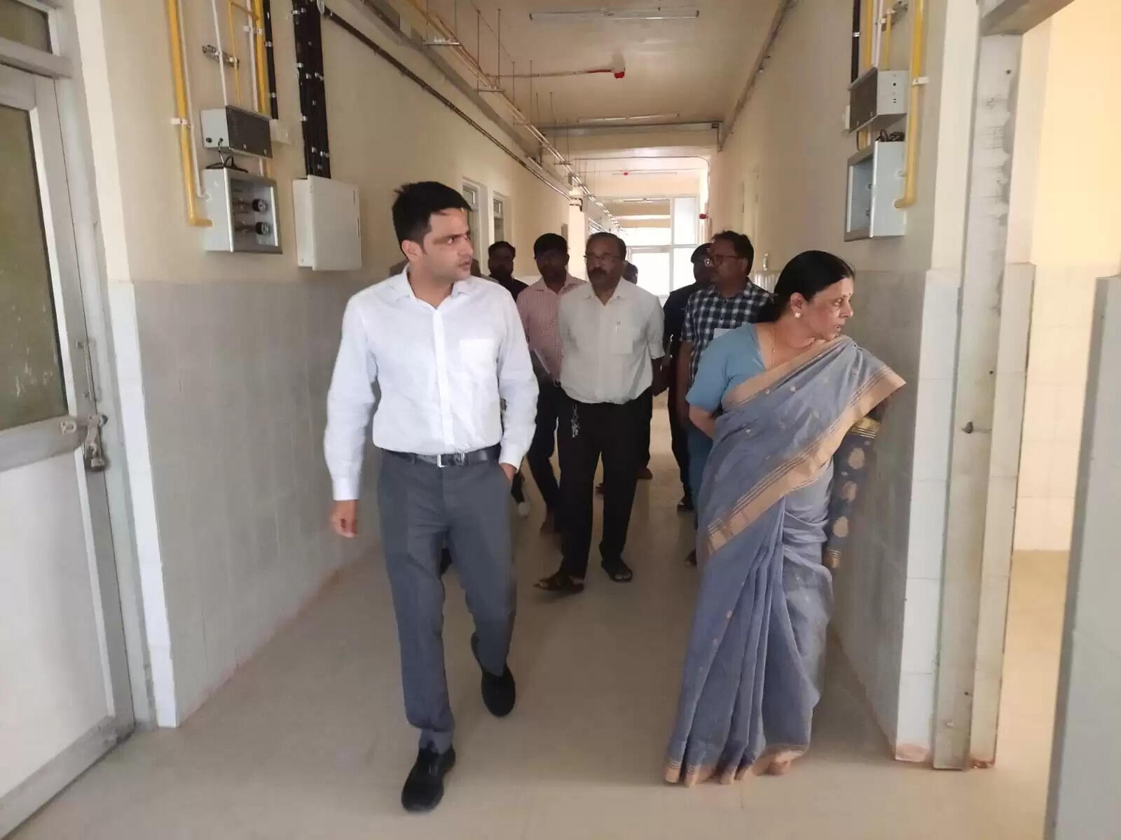 जिला महिला चिकित्सालय की मेडिकल कॉलेज भवन में शिफ्टिंग जल्द, सीडीओ ने किया निरीक्षण