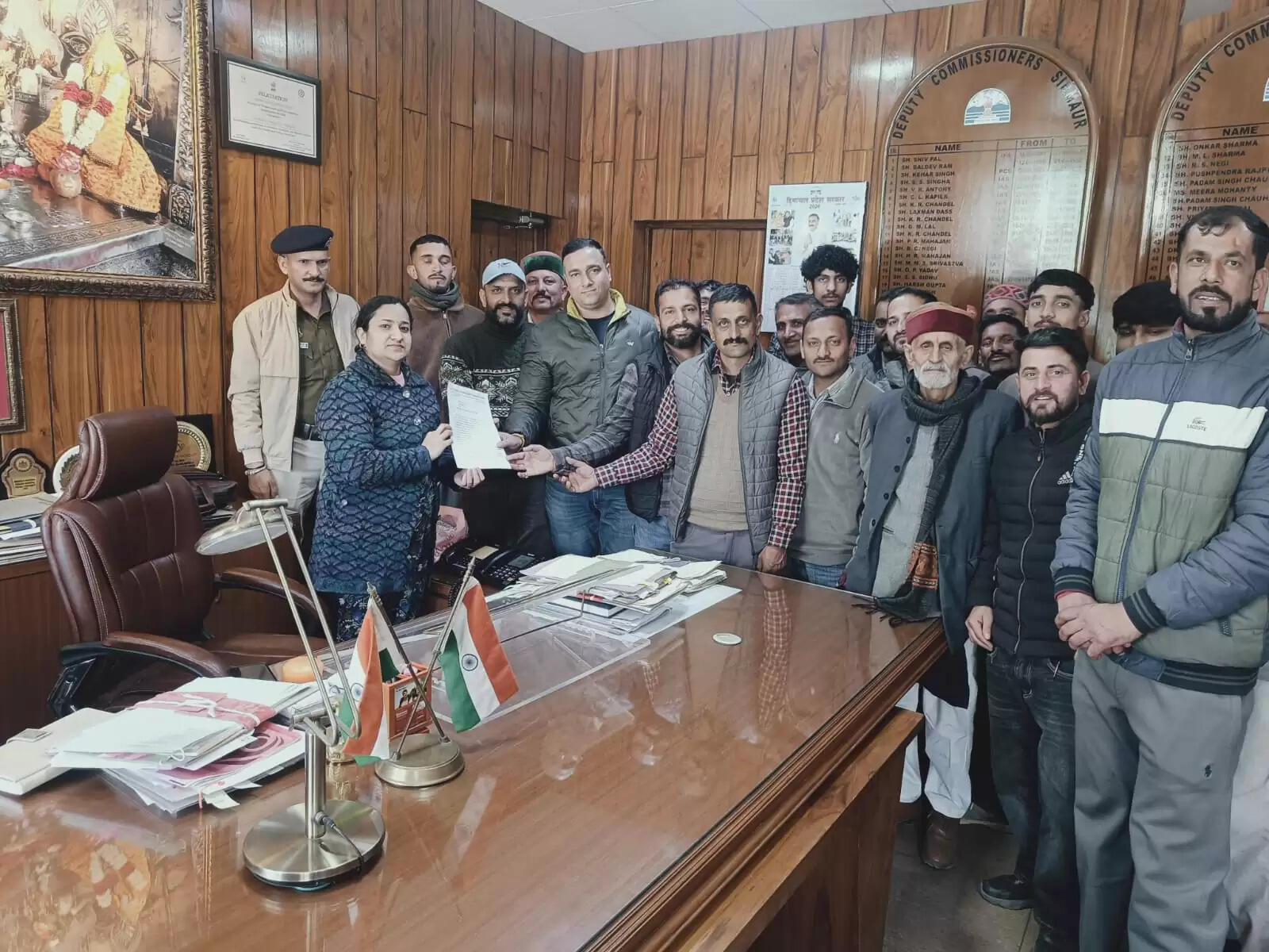 रेणुका बांध प्रस्तावित विस्थापितों की समस्याएं को लेकर डीसी सिरमौर को सौंपा ज्ञापन