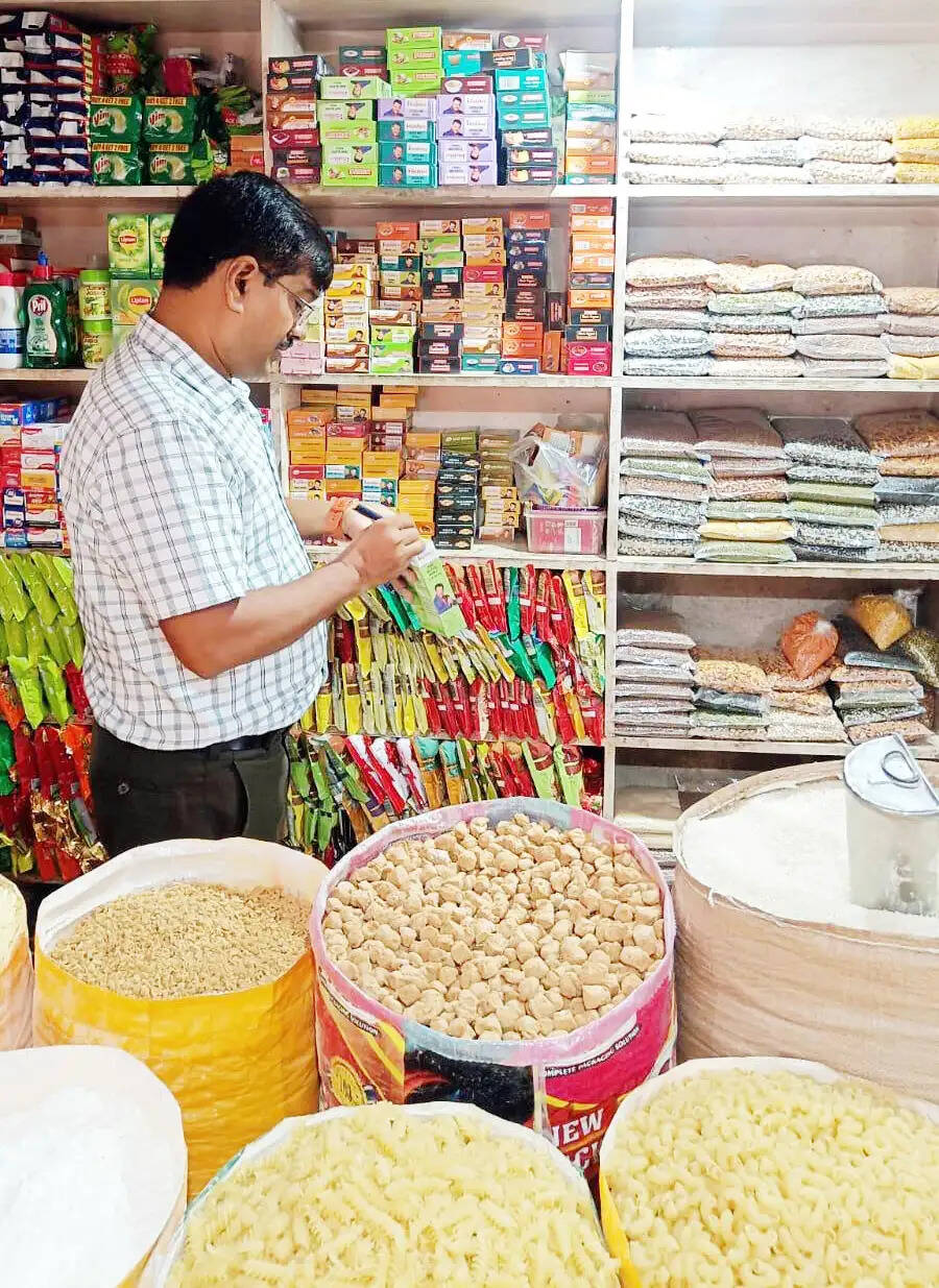 खाद्य प्रतिष्ठानों पर छापेमारी, घी समेत तीन खाद्य पदार्थों के नमूने जांच को भेजे