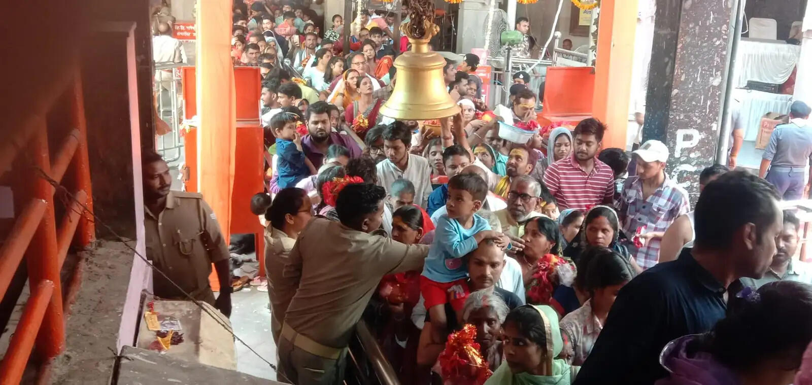 षष्ठी पर विंध्य दरबार में आस्था का सैलाब, तीन लाख से अधिक श्रद्धालुओं ने टेका मत्था