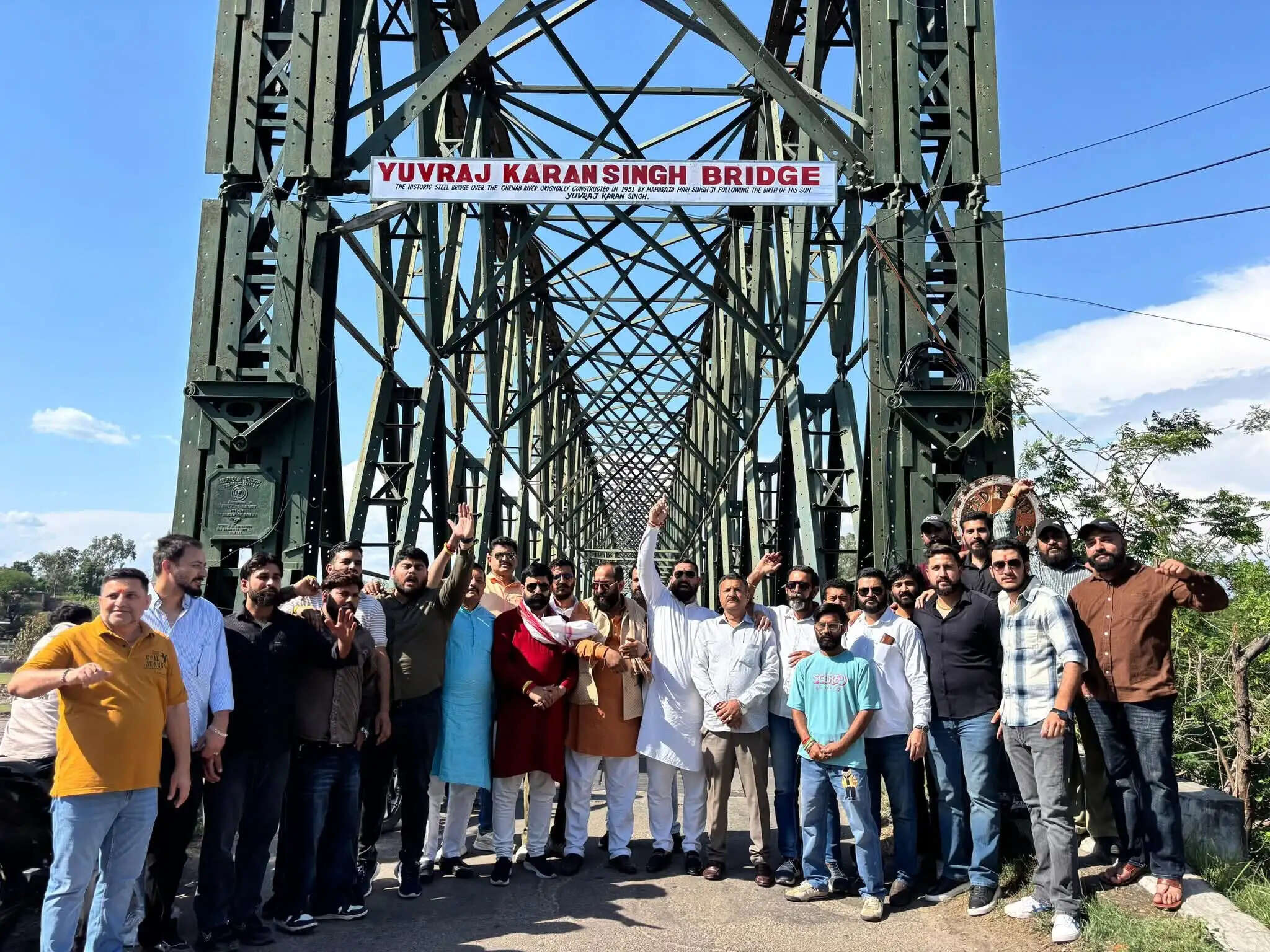 अखनूर पुल का नाम ‘युवराज कर्ण सिंह ब्रिज’ बहाल करने की मांग तेज, युवा राजपूत सभा ने लगाया होर्डिंग