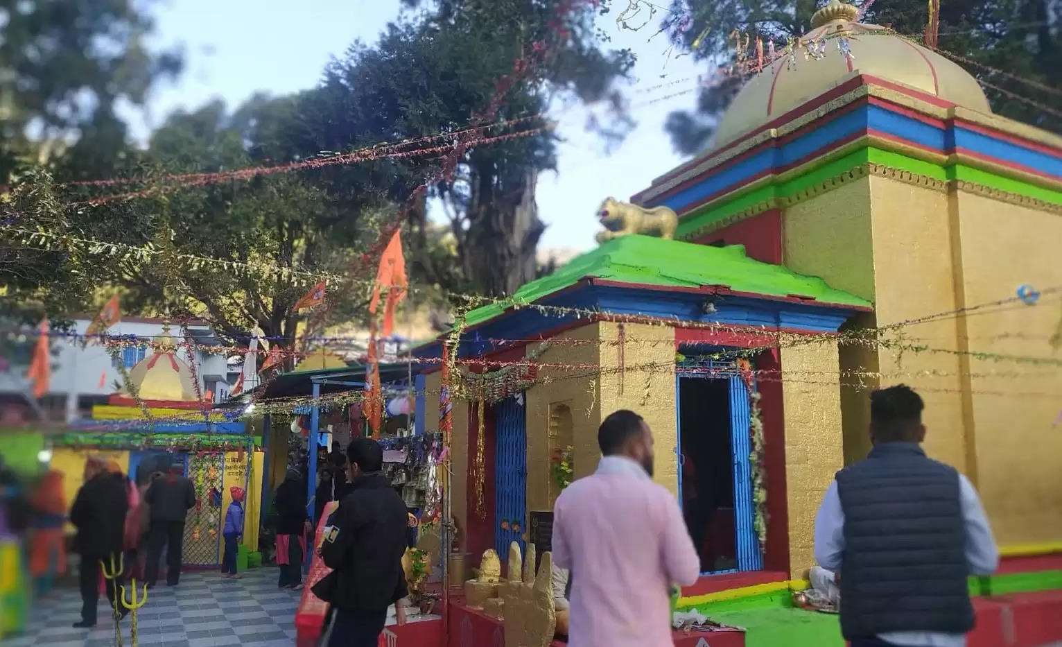 देवाल शिव मंदिर से चोरों ने उड़ाये दो दान पात्र