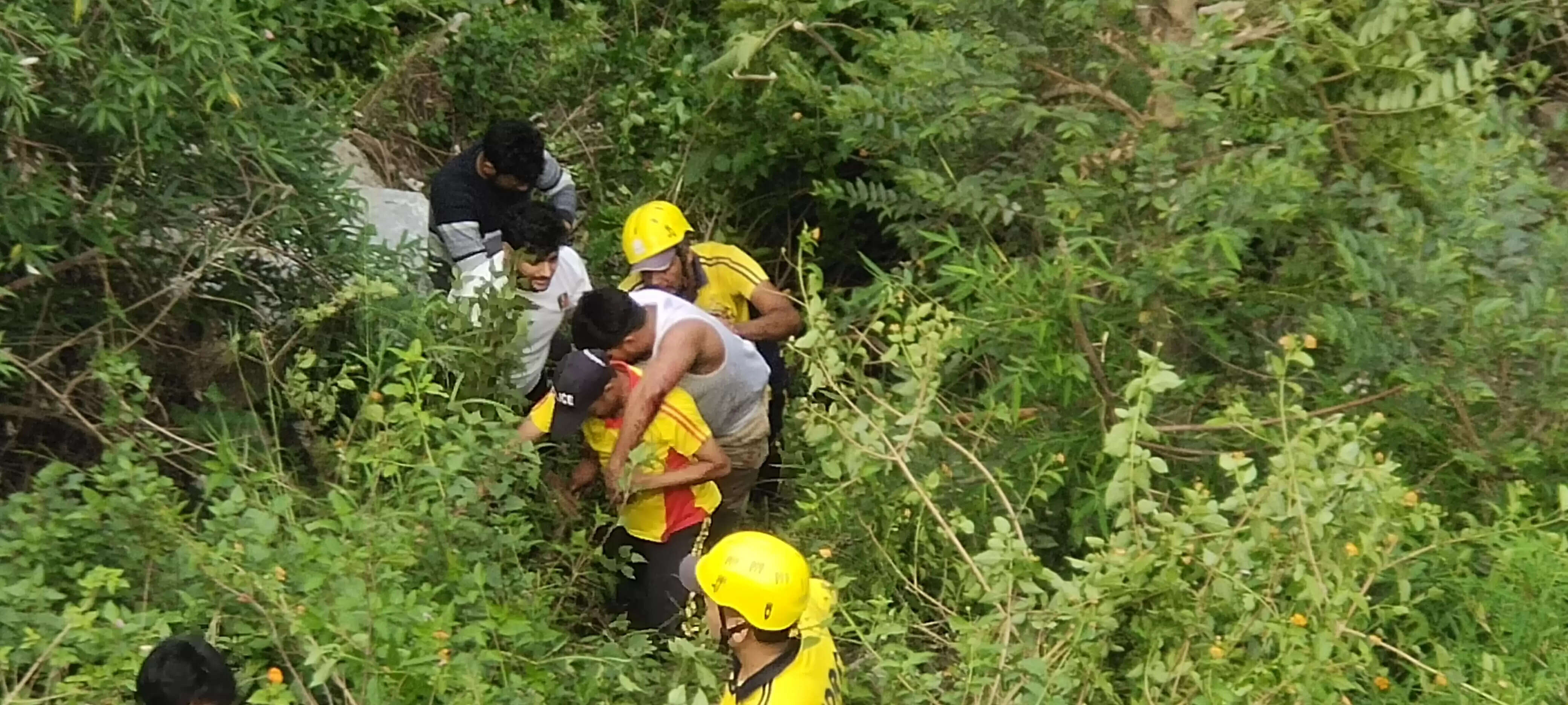 मसूरी में वाहन खाई में गिरा, दो युवक घायल