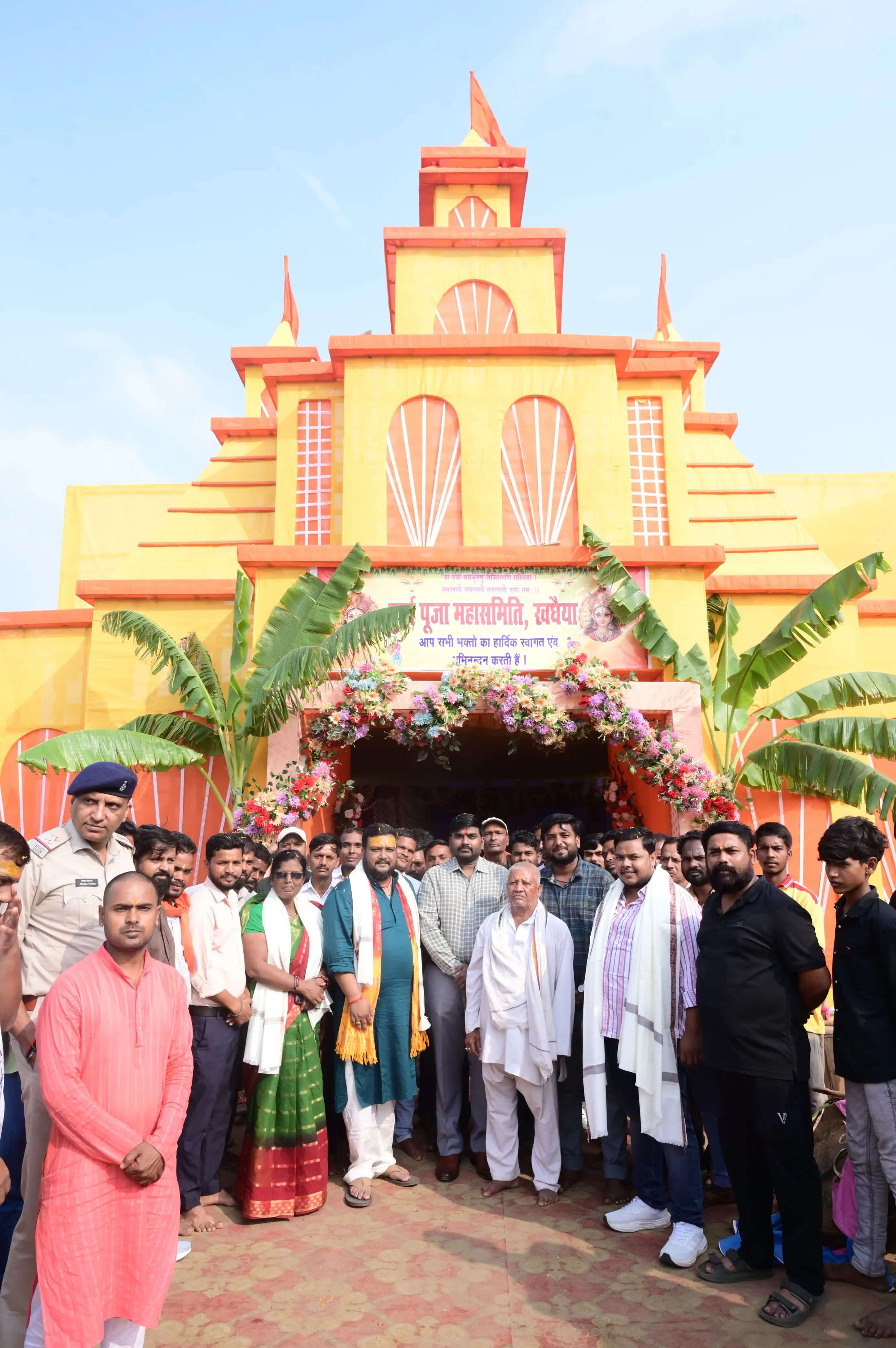 उपायुक्त ने खदइया और सेरेनदाग दुर्गापूजा पंडालों का किया उद्घाटन