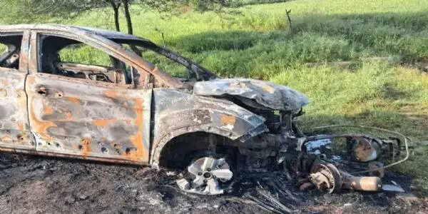 जोरदार टक्कर के बाद कार और स्कूटी में लगी आग,वाहन सवार गायब