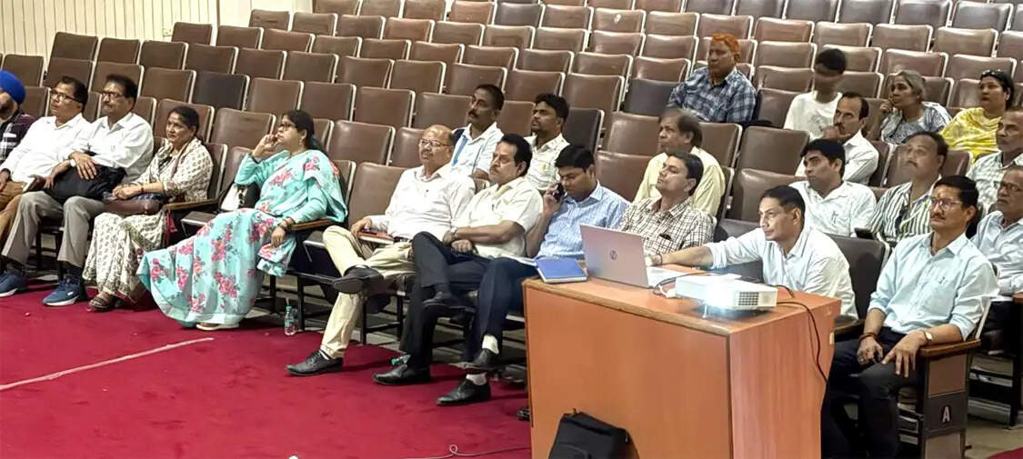 बीएलओ, सुपरवाइजर और बीएलए को दिया प्रशिक्षण