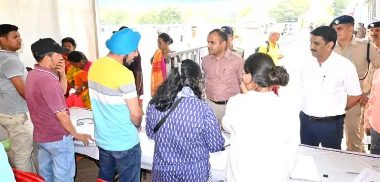 ऋषिकुल मैदान स्थित ऑफलाइन पंजीकरण केंद्र का डीएम ने निरीक्षण किया