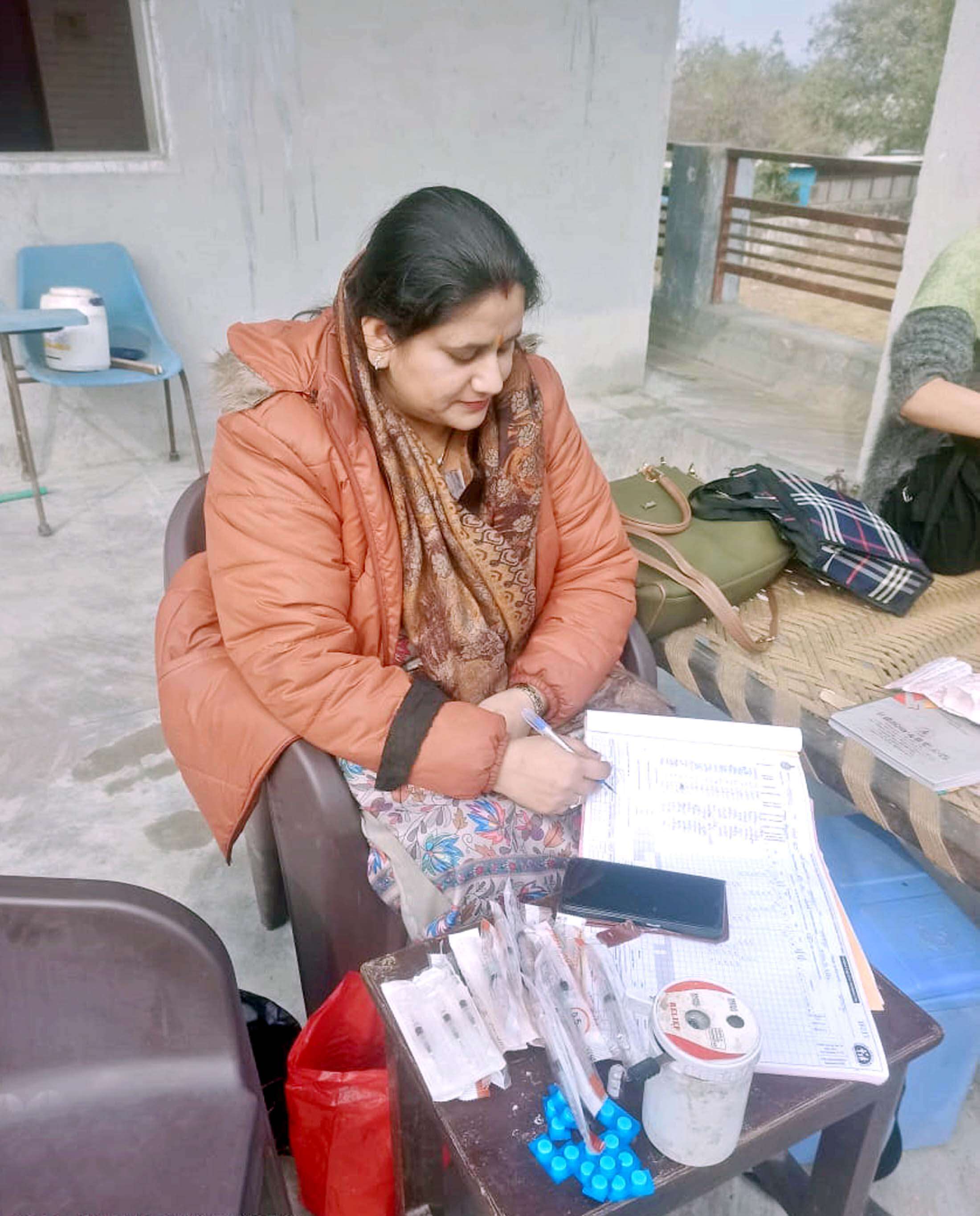 जींद : लंबित मांगों को लेकर स्वास्थ्यकर्मियों ने काले बिल्ले लगा जताया रोष