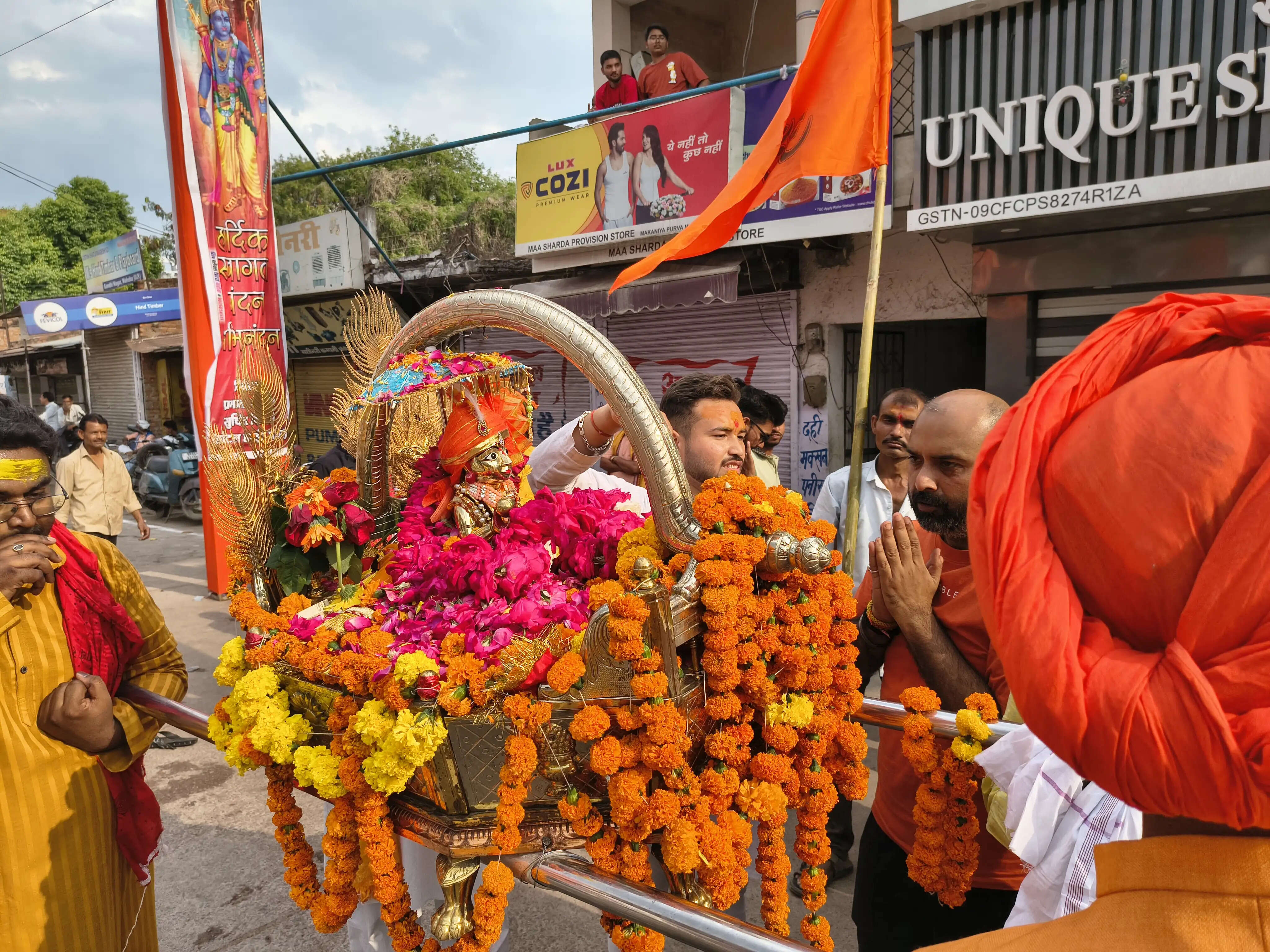 जय जय श्री राम के उद्घोष से निकली शोभायात्रा