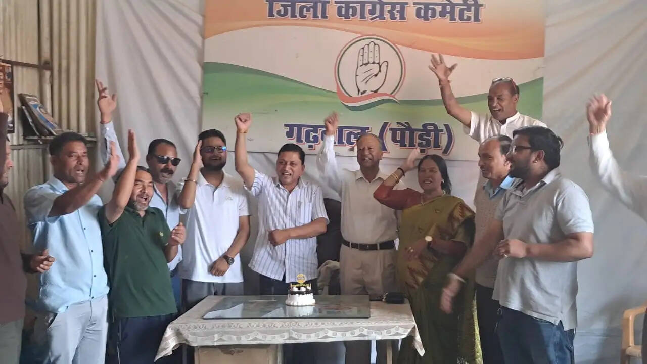 कांग्रेसियों ने मनाया गोदियाल का जन्मदिन