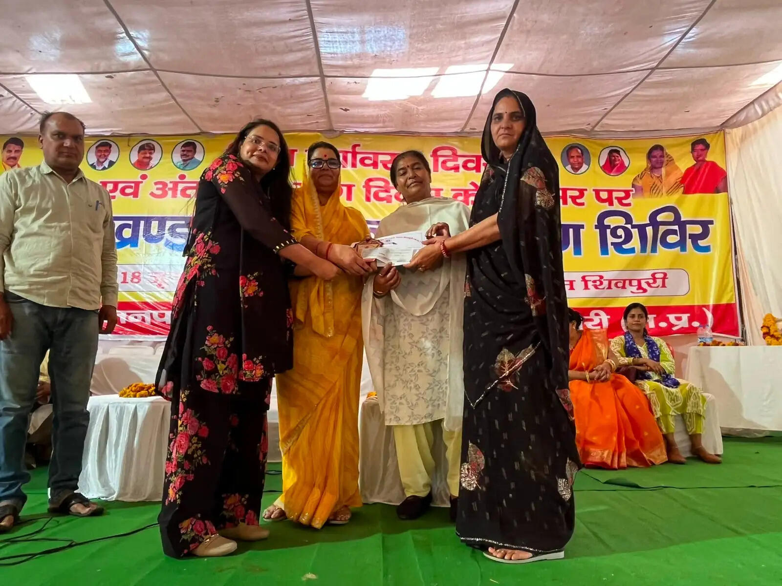 शिवपुरीः रसोइया दीदियों की कुकिंग प्रतियोगिता आयोजित, पौष्टिक व्यंजनों का किया प्रदर्शन