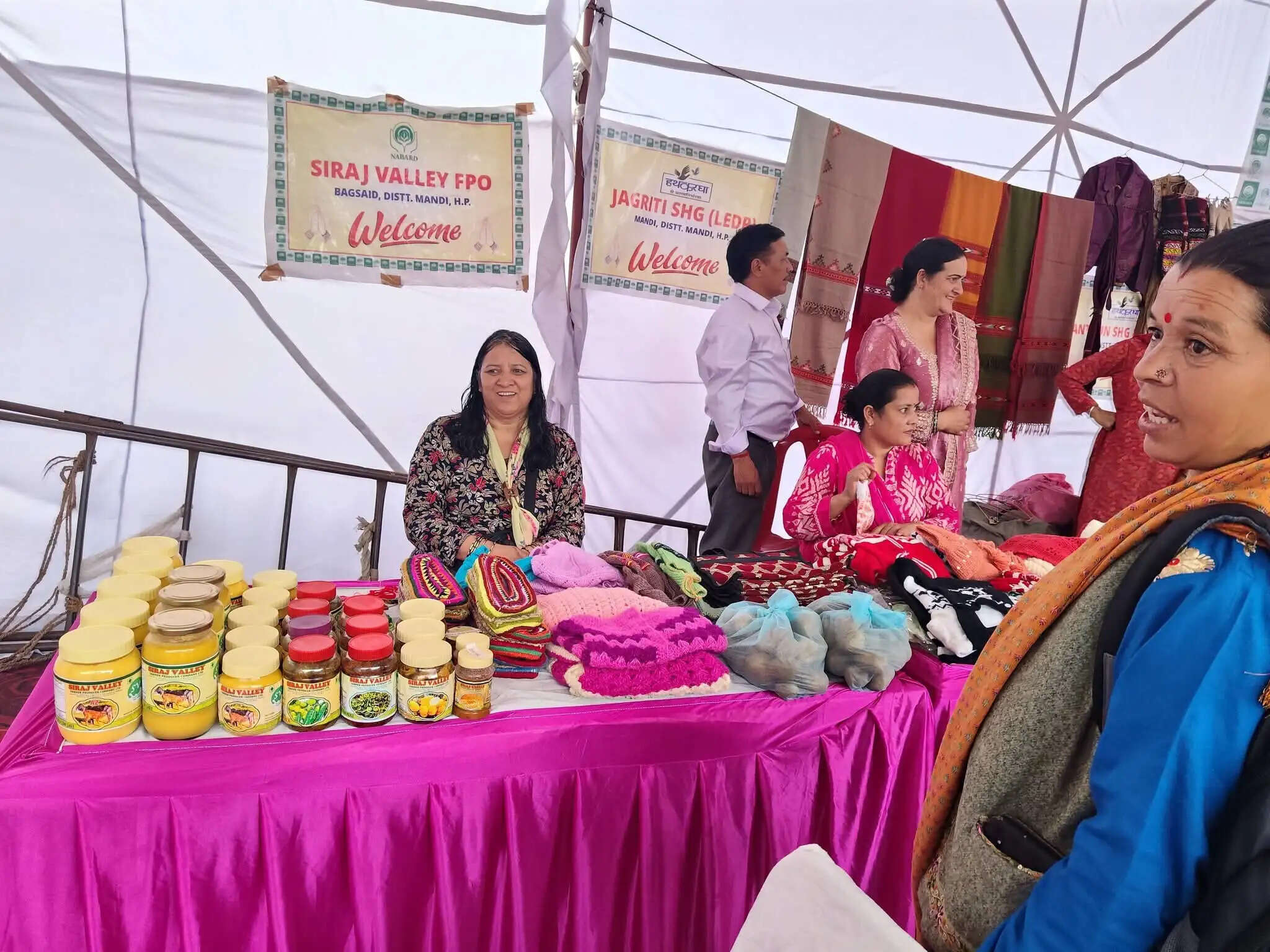 राष्ट्रीय हथकरघा दिवस: मंडी में सजी हस्तकरघा उत्पादों की प्रदर्शनी, 130 बुनकरों ने लिया भाग