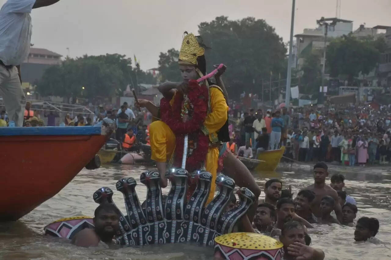 विषधर कालिया नाग का कान्हा ने किया मान मर्दन,फन पर बंशी बजा नृत्य मुद्रा में देख लाखों श्रद्धालु आह्लादित