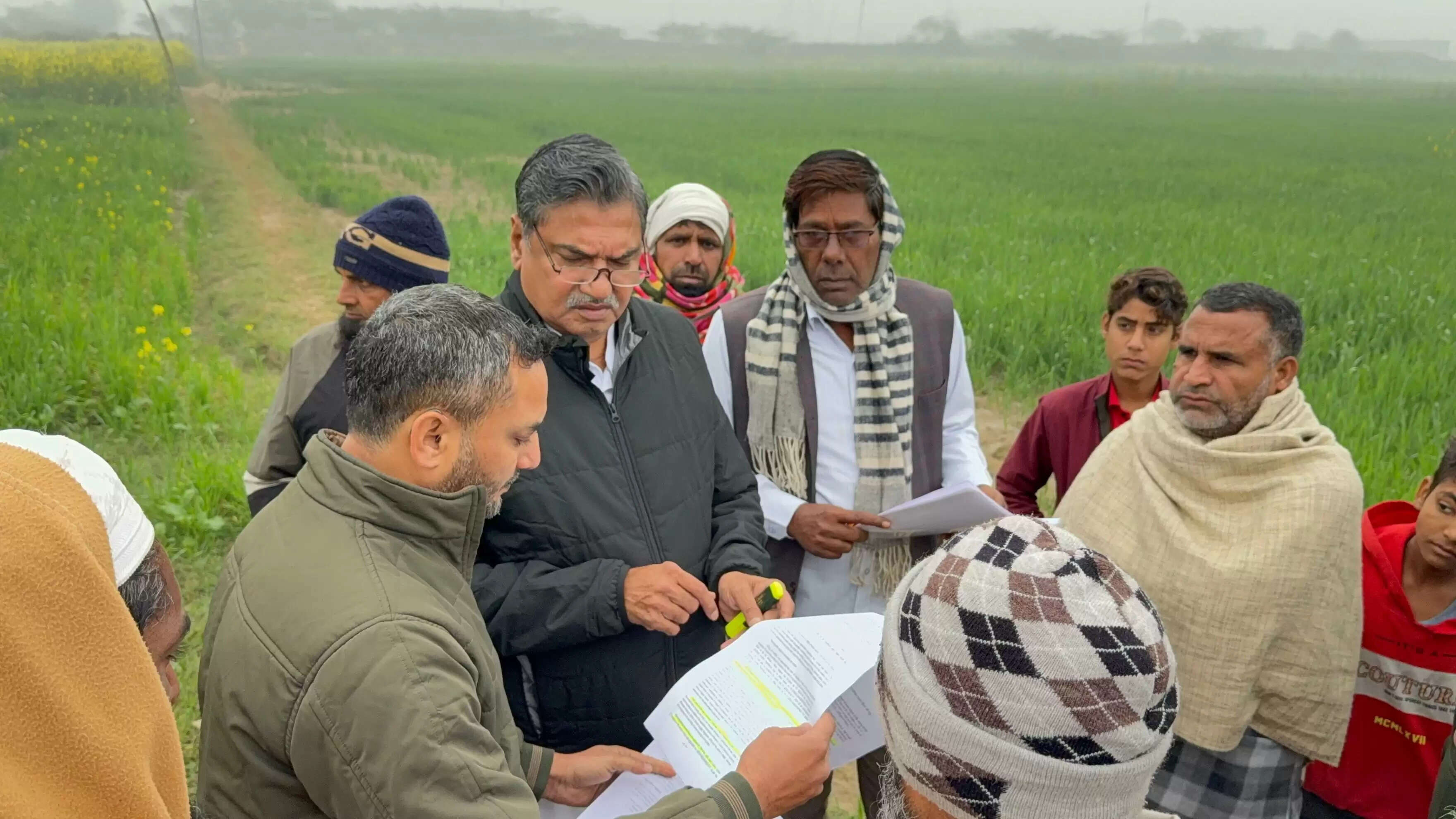 नूंह में घरों के उपर से गुजर रही बिजली की तारें,भाजपा नेता ने सुनी समस्याएं
