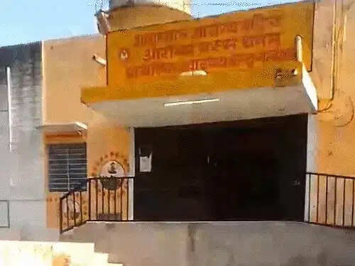 उदयपुर: रास्ते में महिला ने दिया बच्चे को जन्म, पीएचसी पर ताला, छह घंटे बरामदे में तड़पती रही प्रसूता