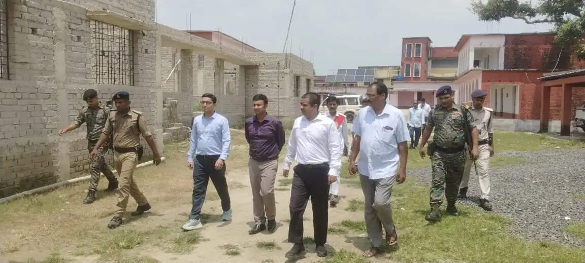 डीएम के औचक निरीक्षण में मध्य विद्यालय डपरखा में मिली कई अनियमितताएं