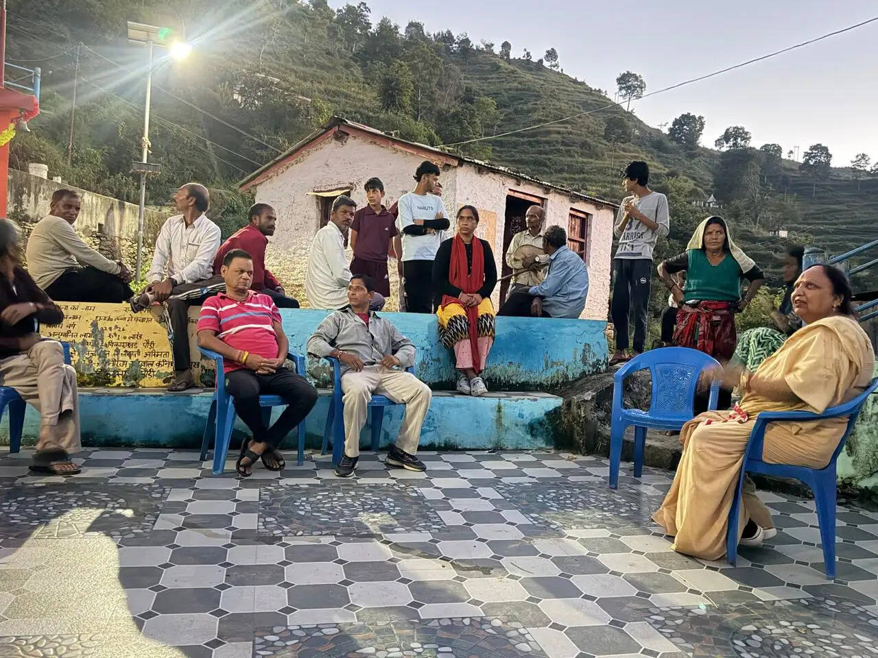 धनाऊ तल्ला में 20 साल से सड़क का इंतजार, ग्रामीणों ने उठाई समस्याएं