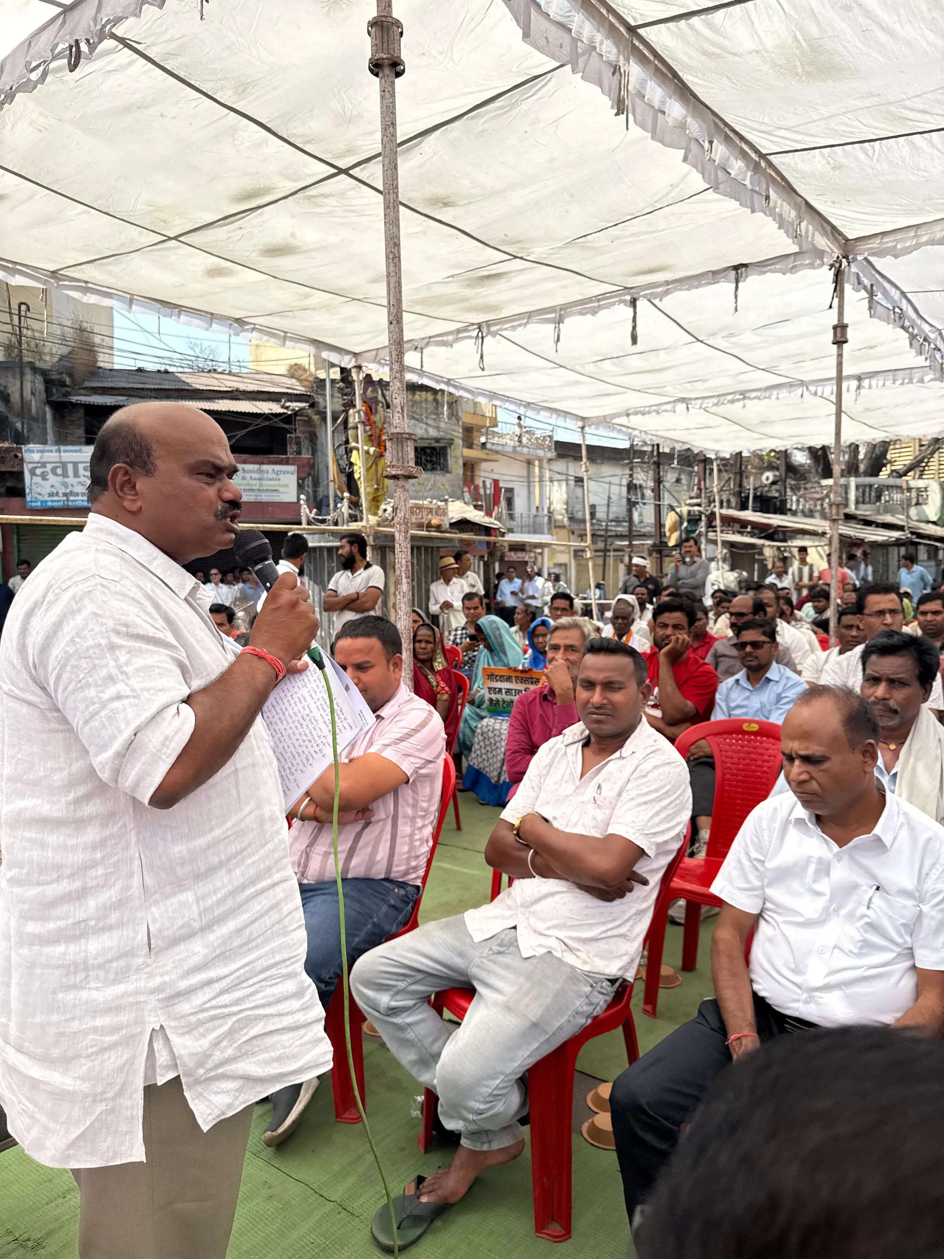 नैला रेलवे फाटक पर जाम के खिलाफ फूटा जनआक्रोश, ओवरब्रिज की मांग को लेकर नगर बंद और चक्काजाम