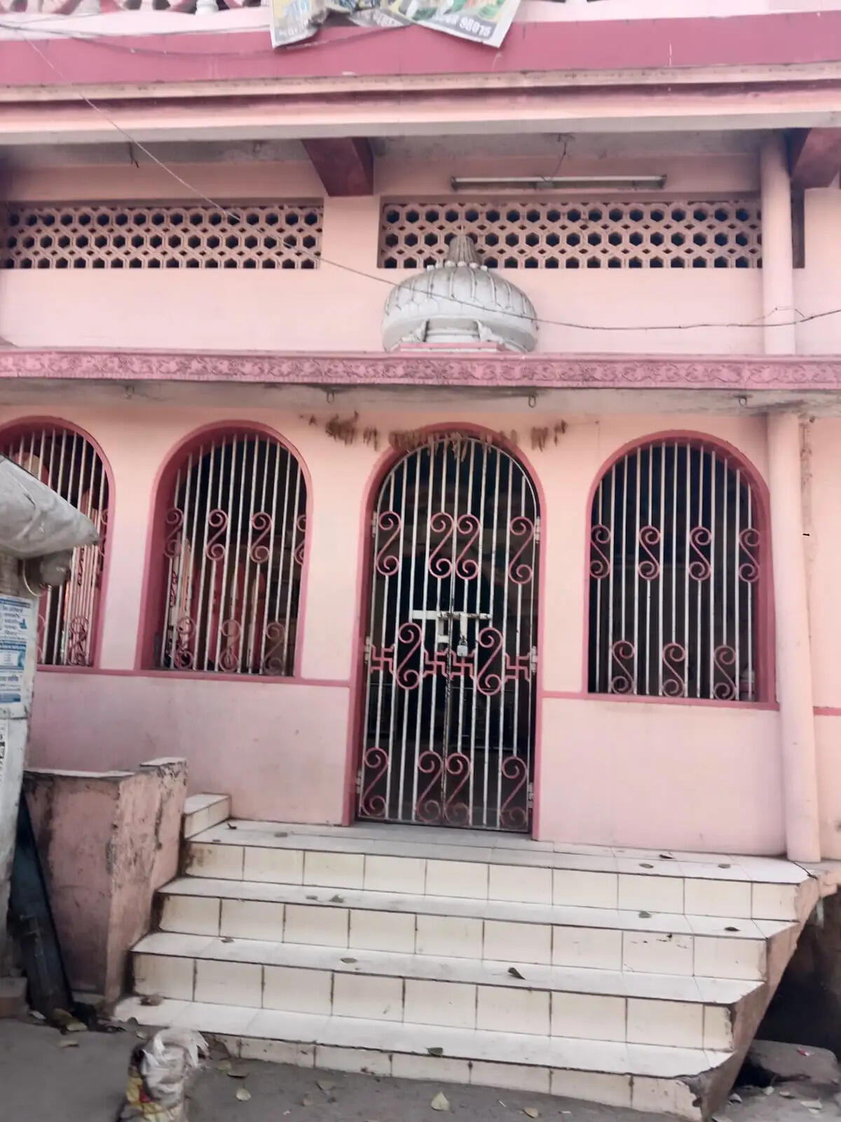 चंद्रग्रहण की काली छाया के चलते मंदिरों के पट रहे बंद