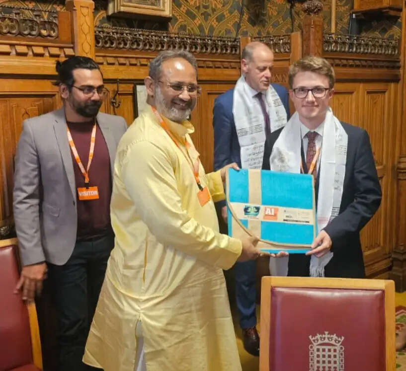 ब्रिटिश संसद में गूंजा शांतिकुंज का संदेश, चिन्मय पण्ड्या ने मानवीय संवेदनाओं व नैतिकता से दूर किसी भी तकनीक प्रगति को बताया विनाशकारी