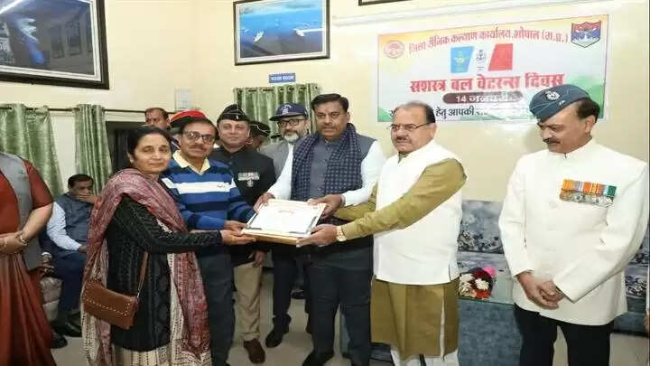 भोपालः सैनिक दिवस पर शहीद सैनिकों के परिजनों एवं वीरनारियों को किया गया सम्मानित