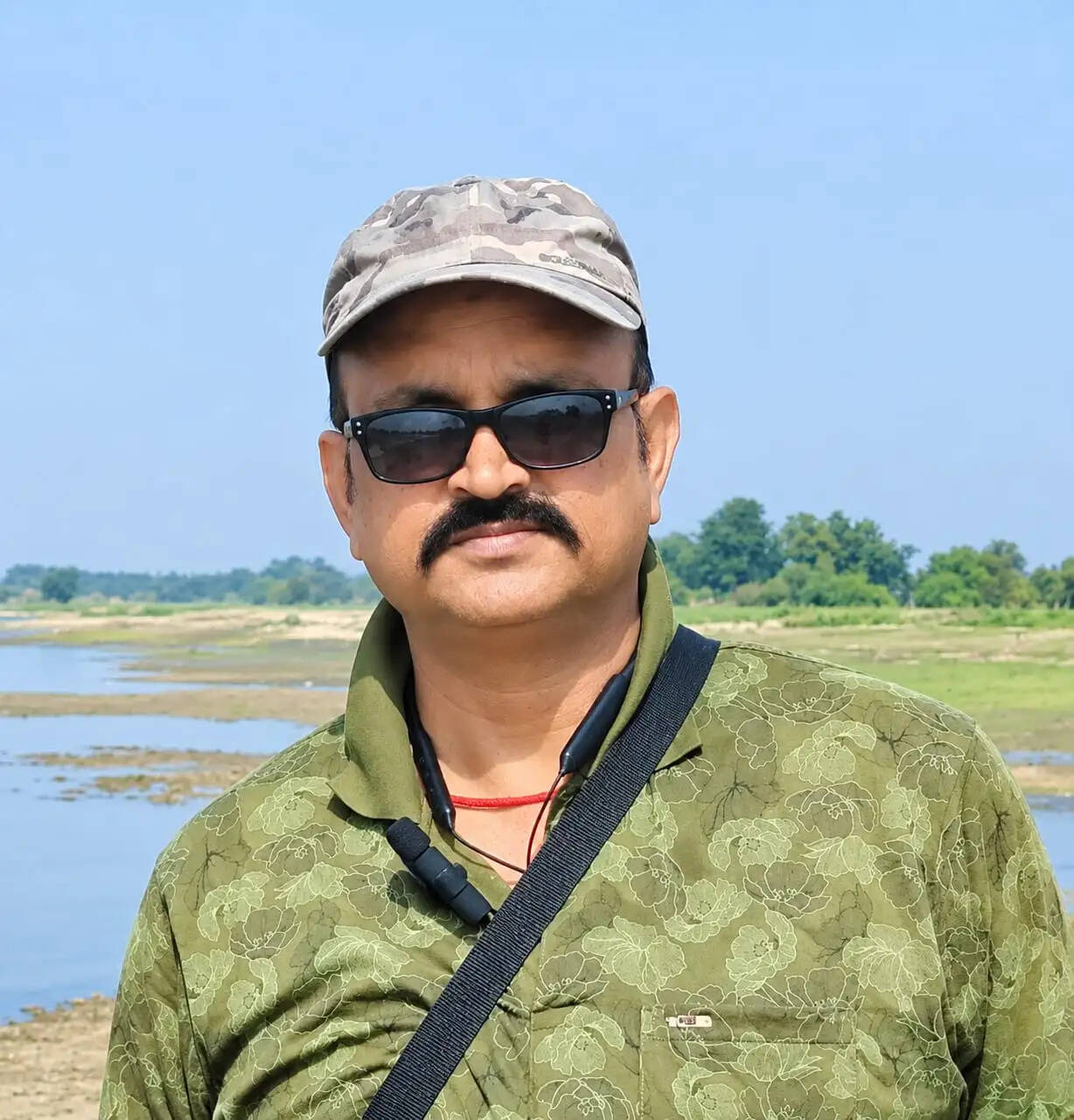 सुविधा के साथ गहराया संकट: विक्रमशिला सेतु पुनर्निर्माण के जहाजों से गंगा में गिर रहा कचरा, डॉल्फिन और प्रवासी पक्षियों पर मंडराया खतरा