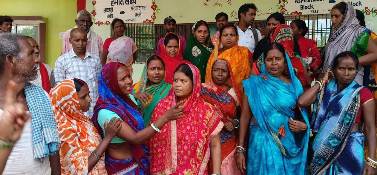 राहत सामग्री की मांग को लेकर अंचल कार्यालय में बाढ़ पीड़ितों का भारी हंगामा