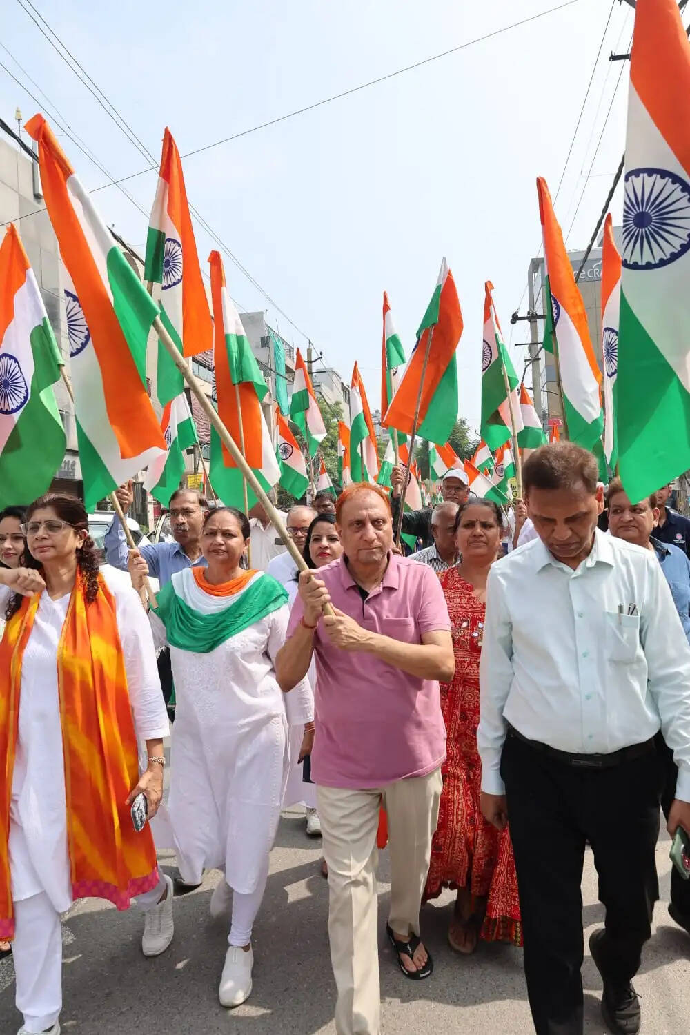 महापौर ने रोहिणी में विद्यालयों के छात्र-छात्राओं, क्षेत्रवासियों और जनप्रतिनिधियों के साथ निकाली तिरंगा यात्रा
