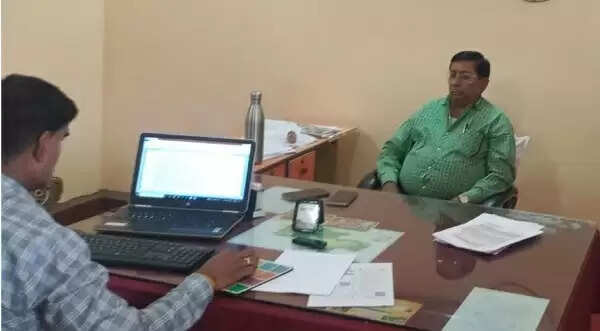 हरदा: खिरकिया सीएमओ को पांच हजार रुपये की रिश्वत लेते पकड़ा