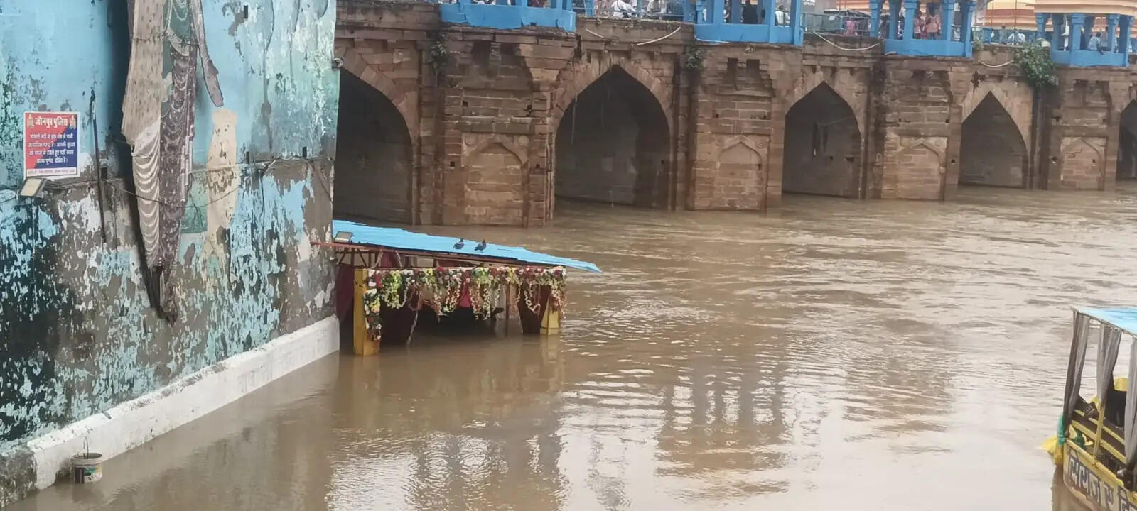 जौनपुर में तीन दिन से रुक-रुककर हाे रही बारिश से जगह-जगह जलभराव, गोमती नदी का जलस्तर बढ़कर 13 फीट पहुंचा