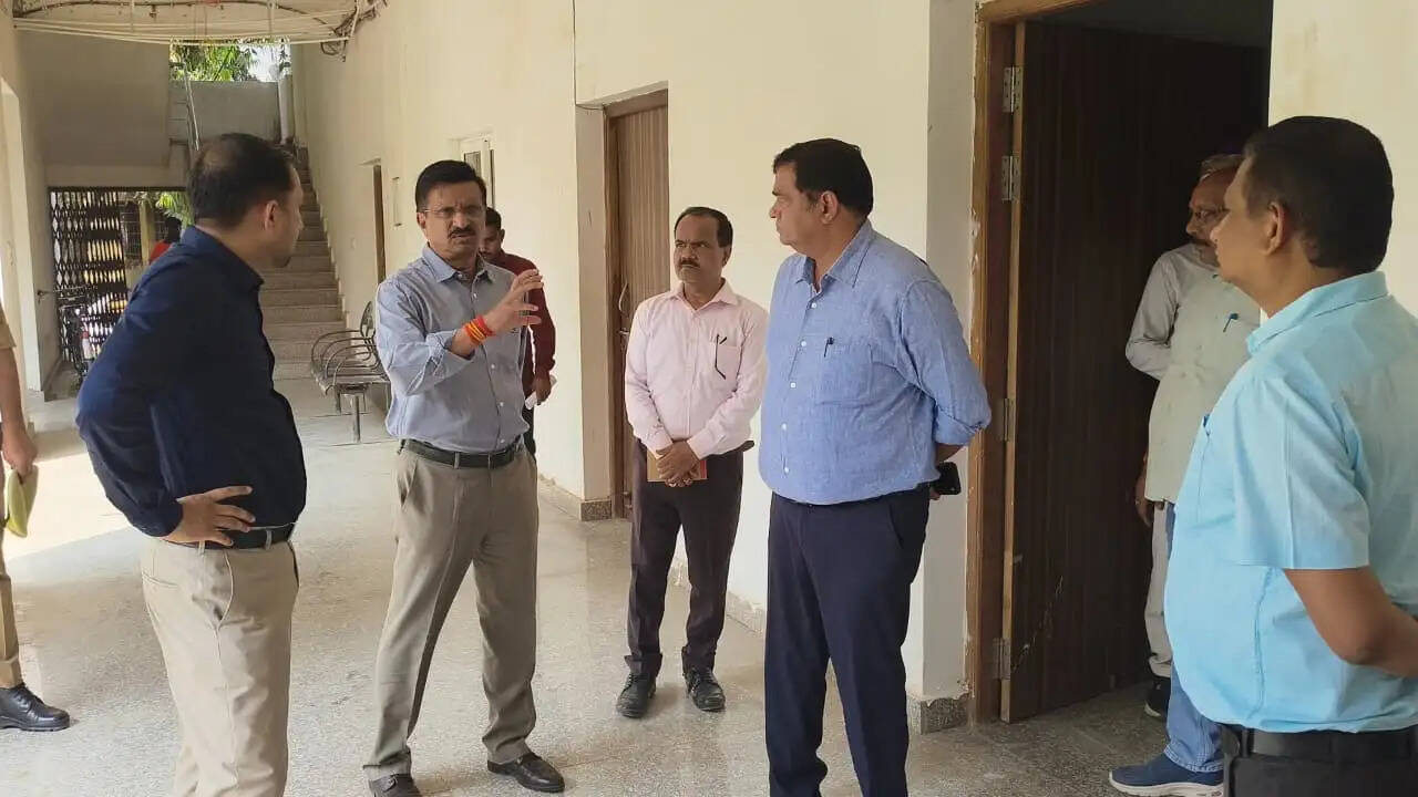 नगर आयुक्त ने किया स्थलीय निरीक्षण,शीघ्र कार्य पूर्ण करने के आदेश