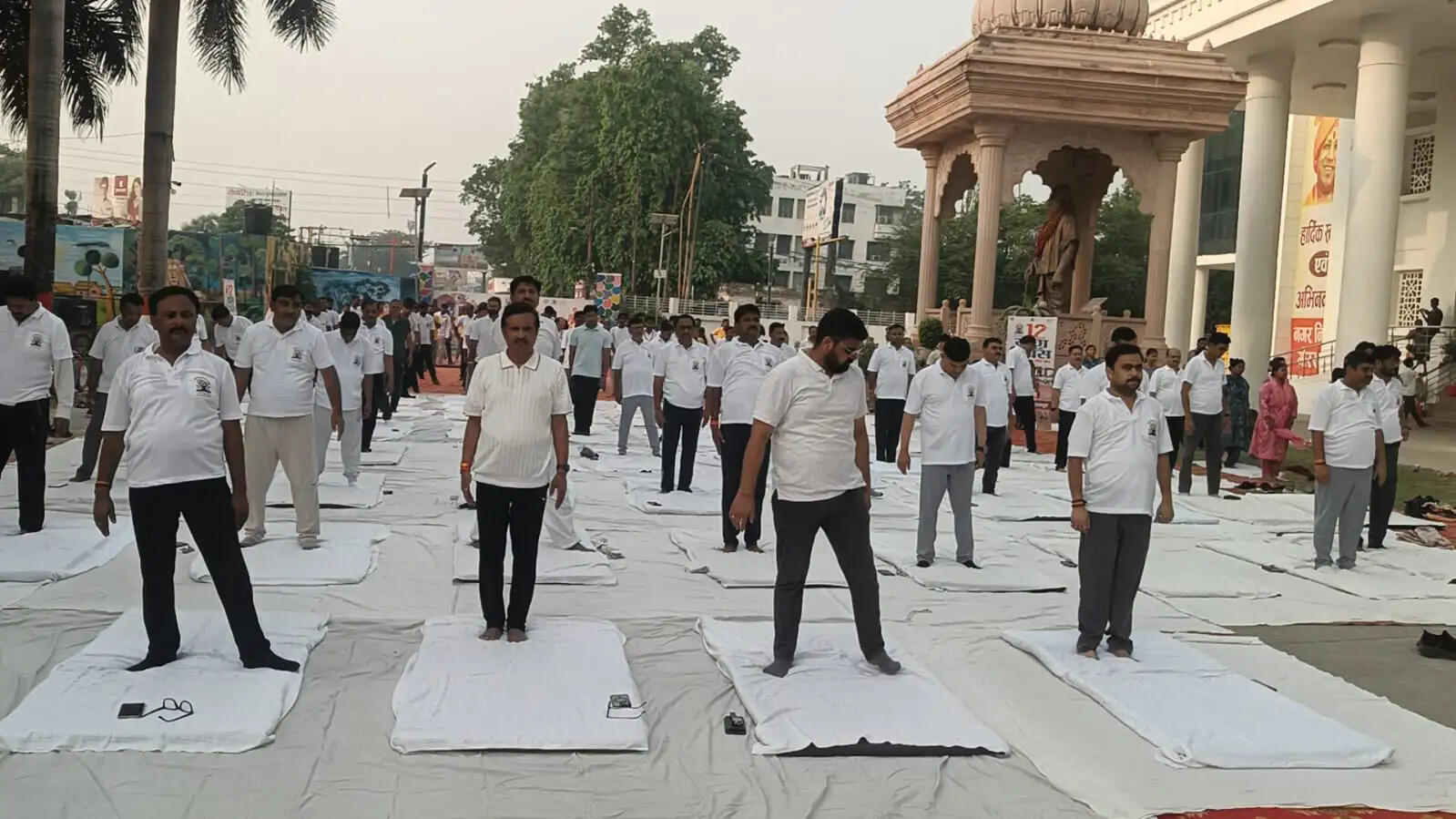 गाेरखपुर में प्रभारी मंत्री की उपस्थिति में हजारों लोगों ने किया सामूहिक योगाभ्यास