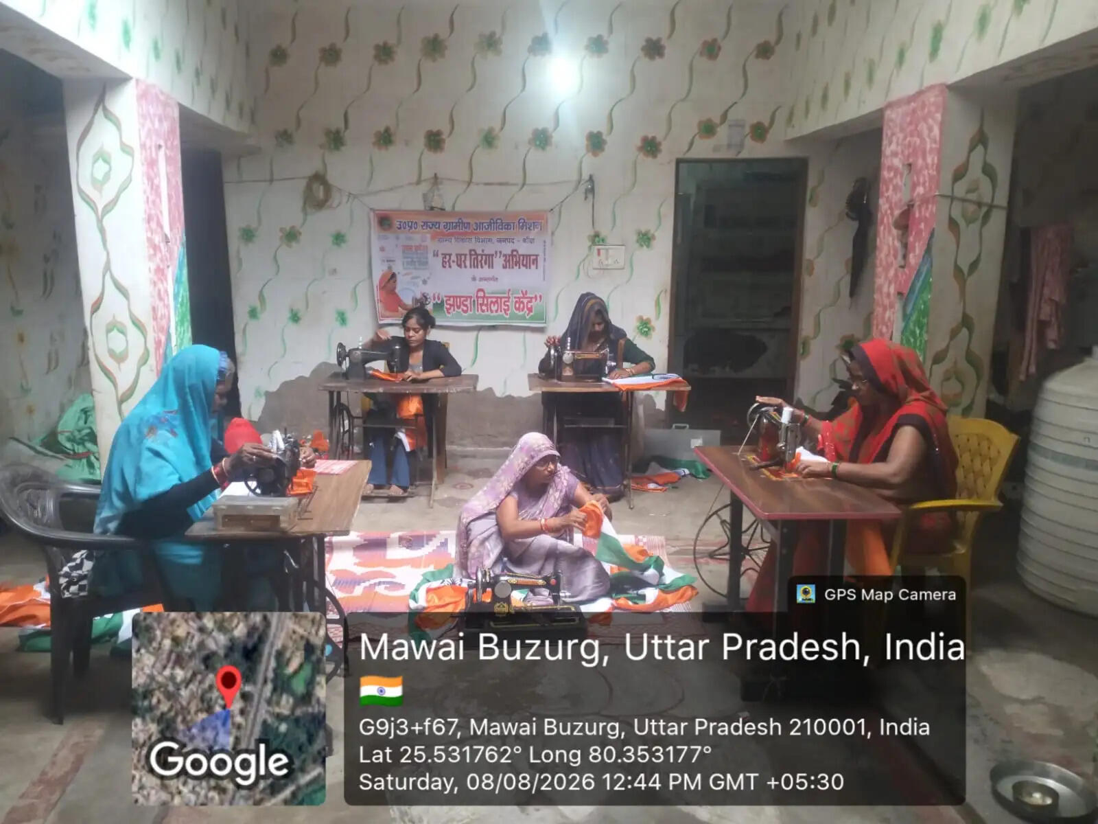 44 स्वयं सहायता समूहों की 143 महिलाएं तैयार कर रहीं डेढ़ लाख तिरंगे झंडे
