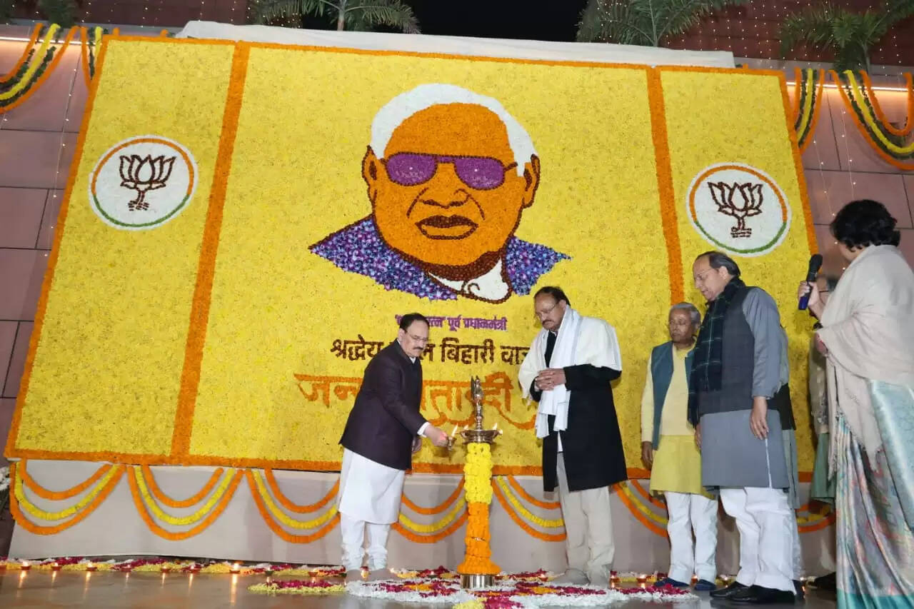 अटल जयंती की पूर्व संध्या पर भाजपा केंद्रीय कार्यालय में भव्य दीपोत्सव
