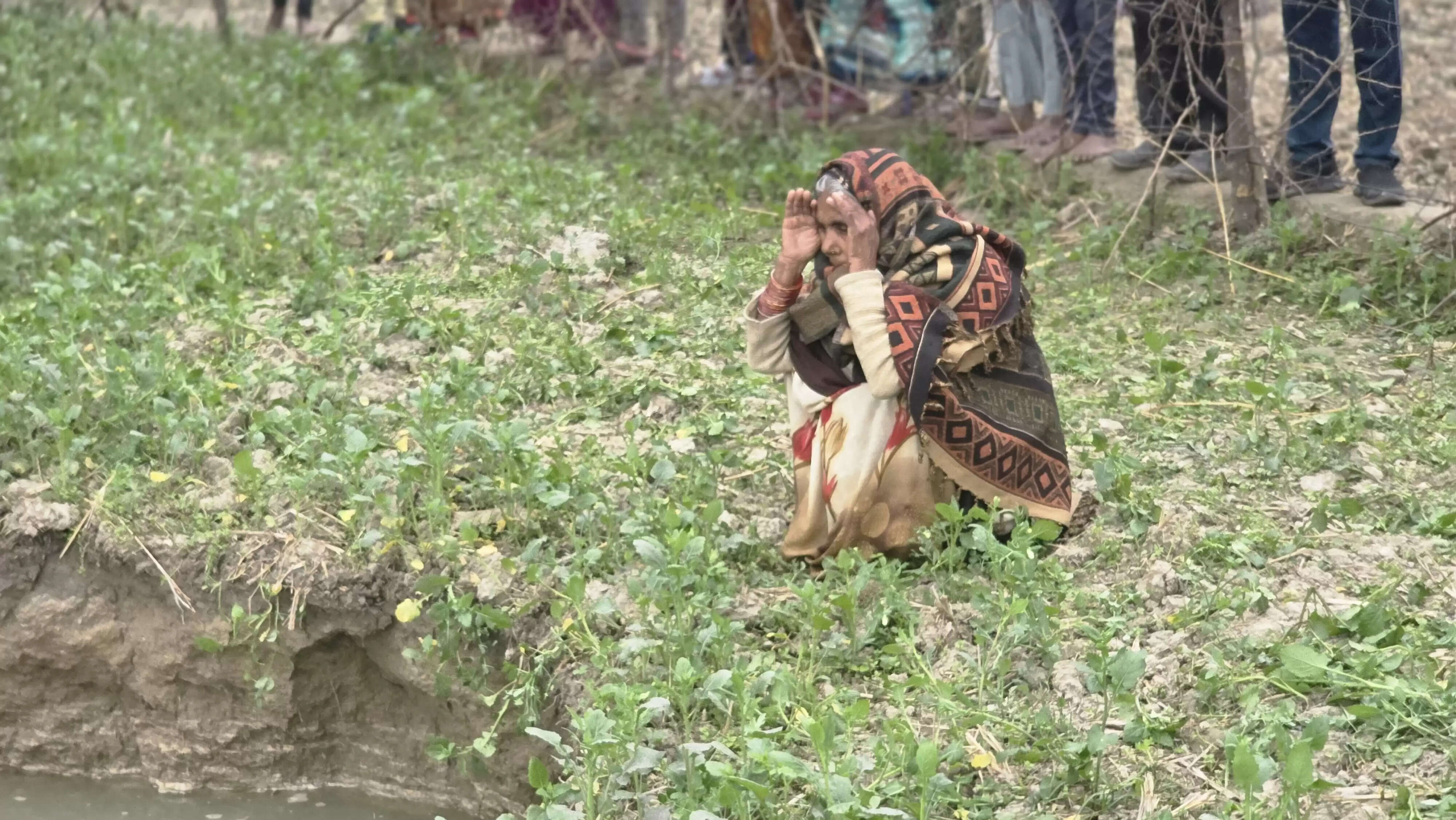 अमेठी में खेत धंसने से बना रहस्यमयी गड्ढा, ग्रामीणों में काैतूहल