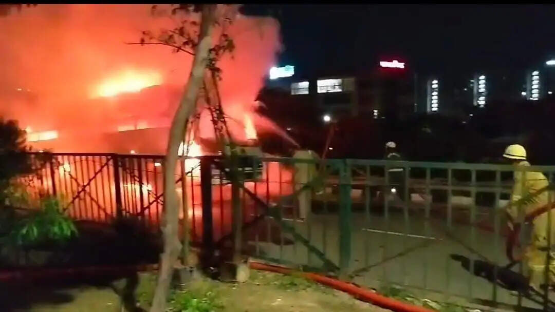 लखनऊ : डबल डेकर बस में लगी भीषण आग, 30 यात्री सकुशल रेस्क्यू