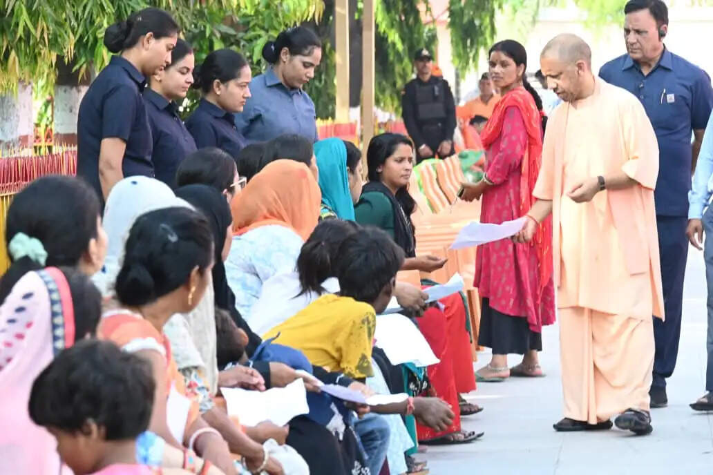 आर्थिक सहायता हो या आवास, सरकार हर जरूरत पर खड़ी है साथ : याेगी आदित्यनाथ