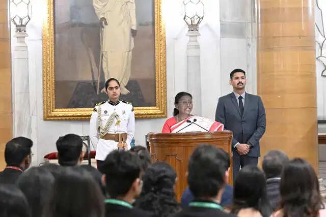 राष्ट्रपति मुर्मु ने आईएएस अधिकारियों से कहा, भावुक हुए बिना संवेदनशील बनें