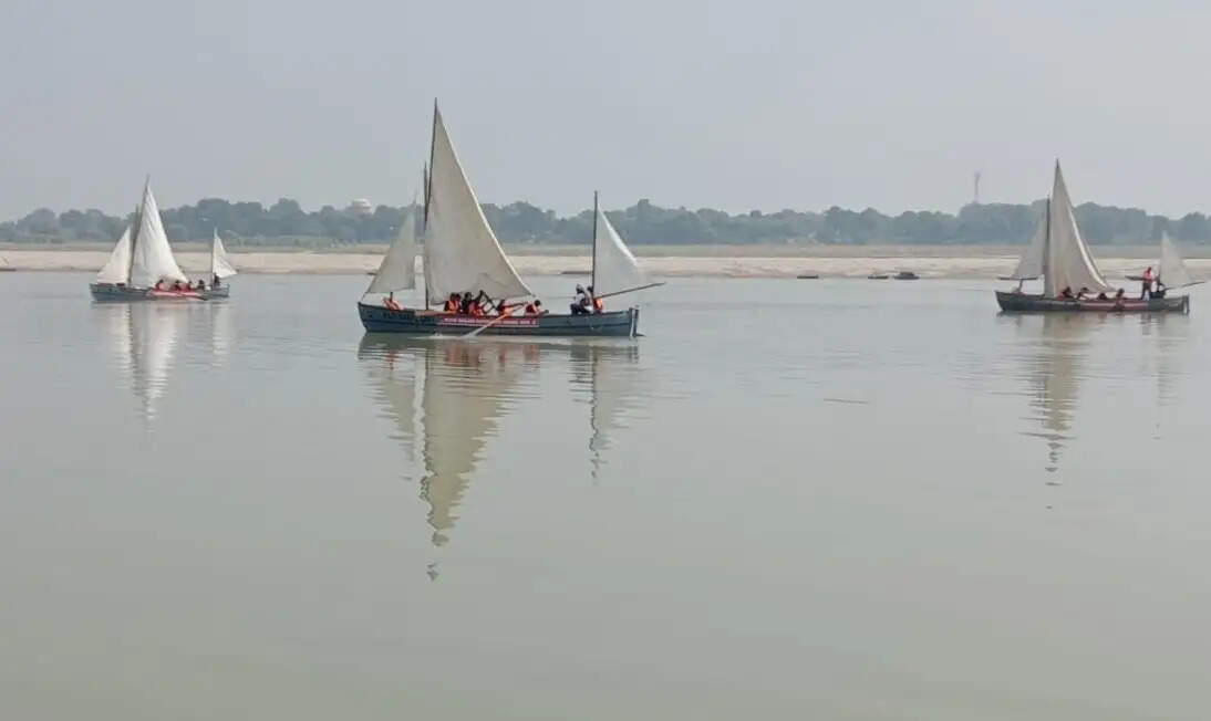 मीरजापुरः डंगहर में पहुंचा एनसीसी का नौका अभियान, कैडेट्स ने सीखे नौकायन के गुर