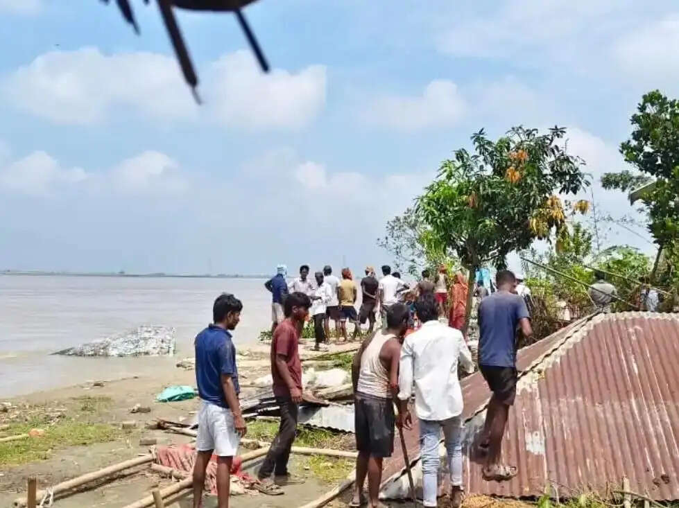 कोसी नदी के कटाव से सुजानपुर में दहशत, राधा-कृष्ण मंदिर भी नदी में समाया