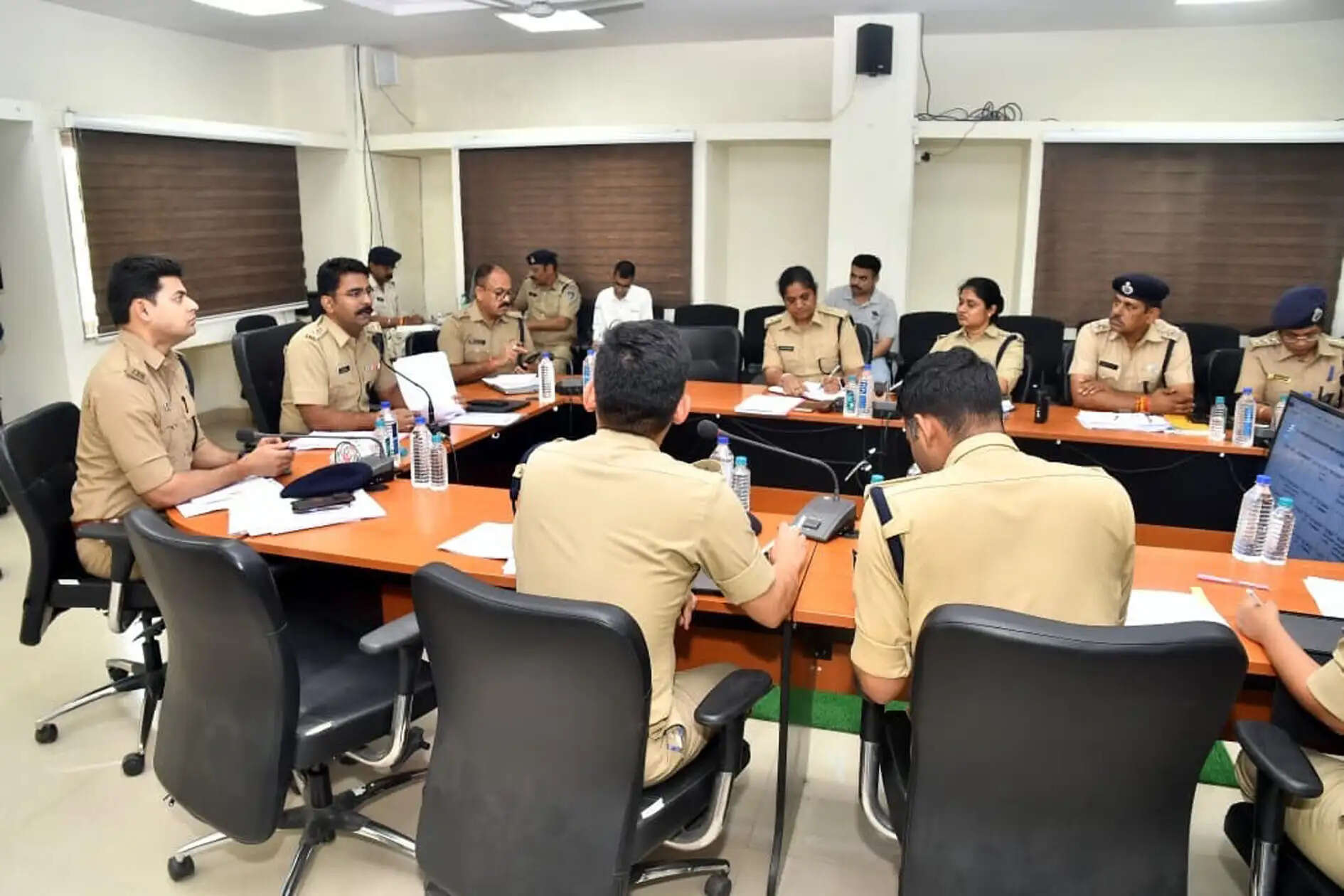 उज्जैनः त्यौहारों को लेकर एसपी ने ली अधिकारियों की बैठक