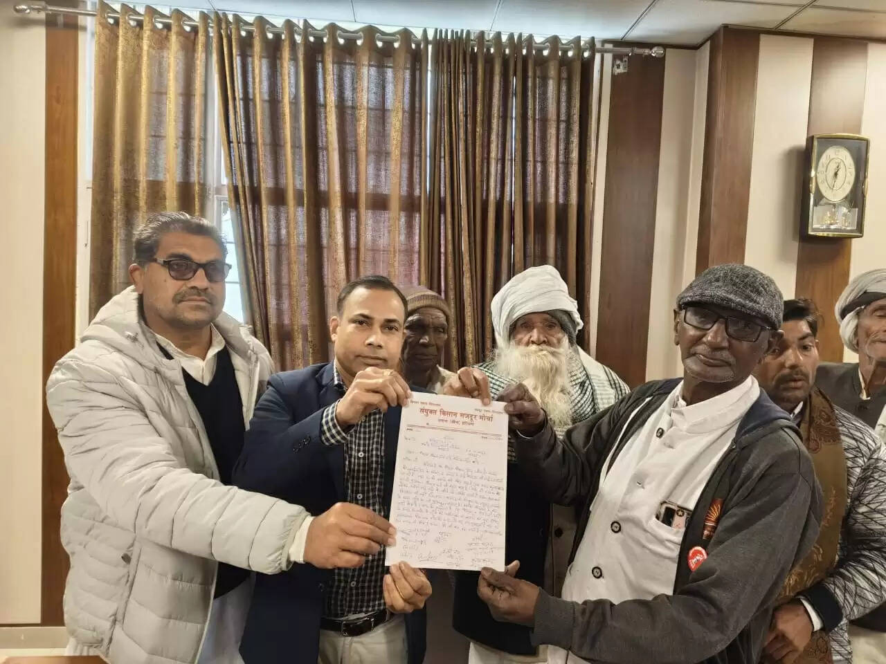 जींद : बिजली की ताराें से परेशान किसानों को एसडीएम को सौंपा सीएम के नाम ज्ञापन